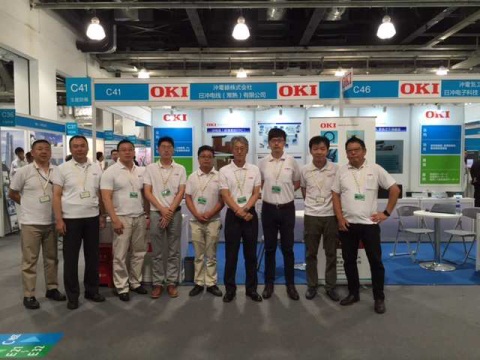 日冲电线和OKN员工着统一工作服宣传冲电气（OKI）品牌