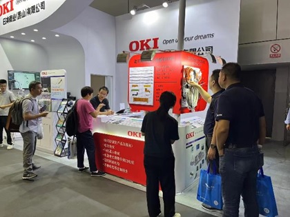 访问顾客热闹的日冲展位